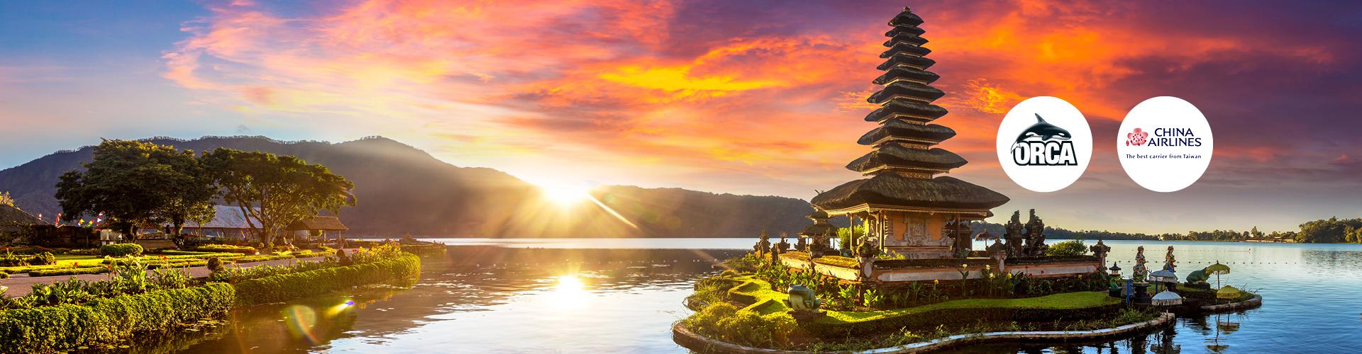 Sonnenuntergang über einem balinesischen Tempel am ruhigen See, ideal für entspannte Urlaubsreisen.