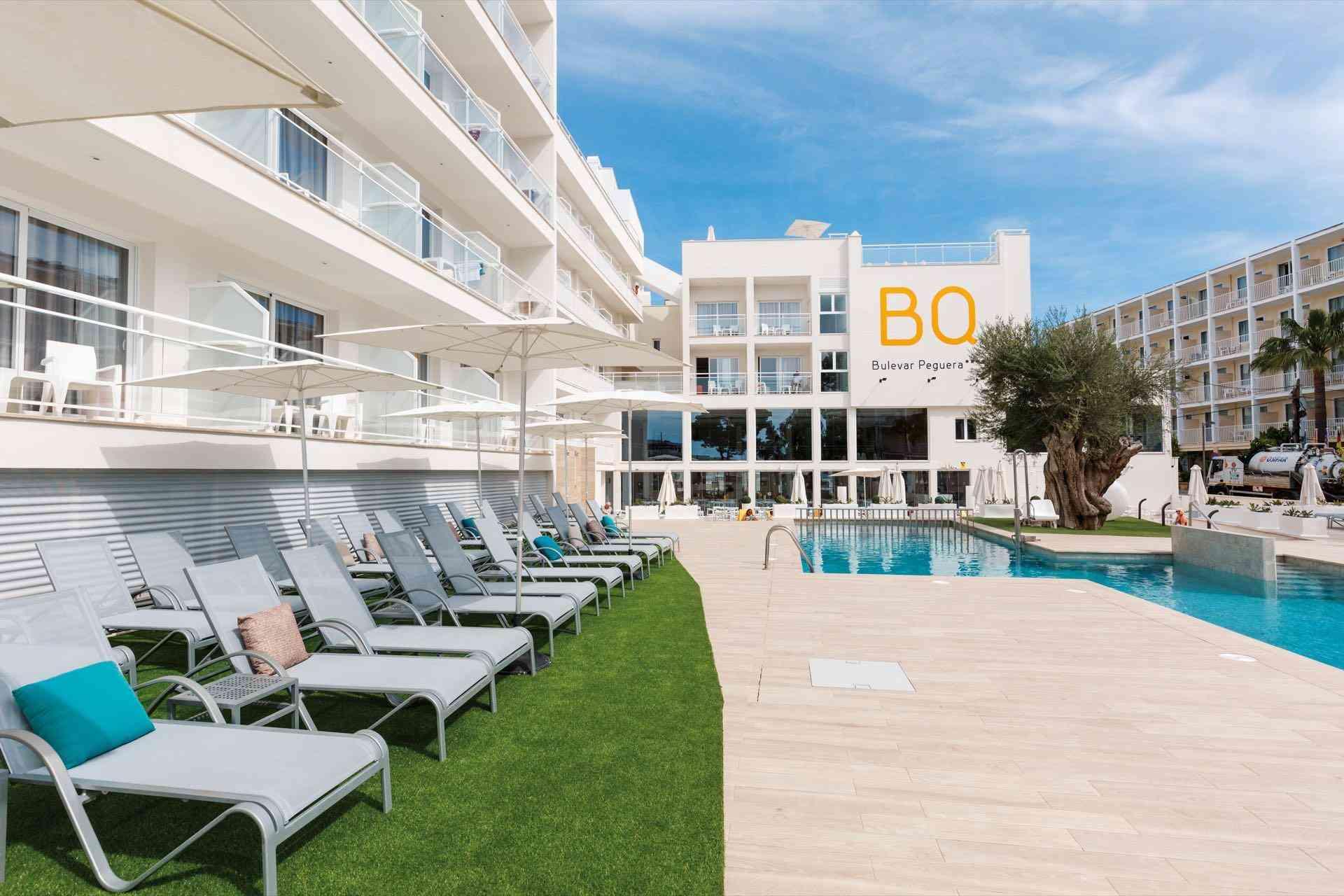 Modernes Hotel mit Pool, Liegestühlen und klaren Linien in hellem Weiß und Blau.