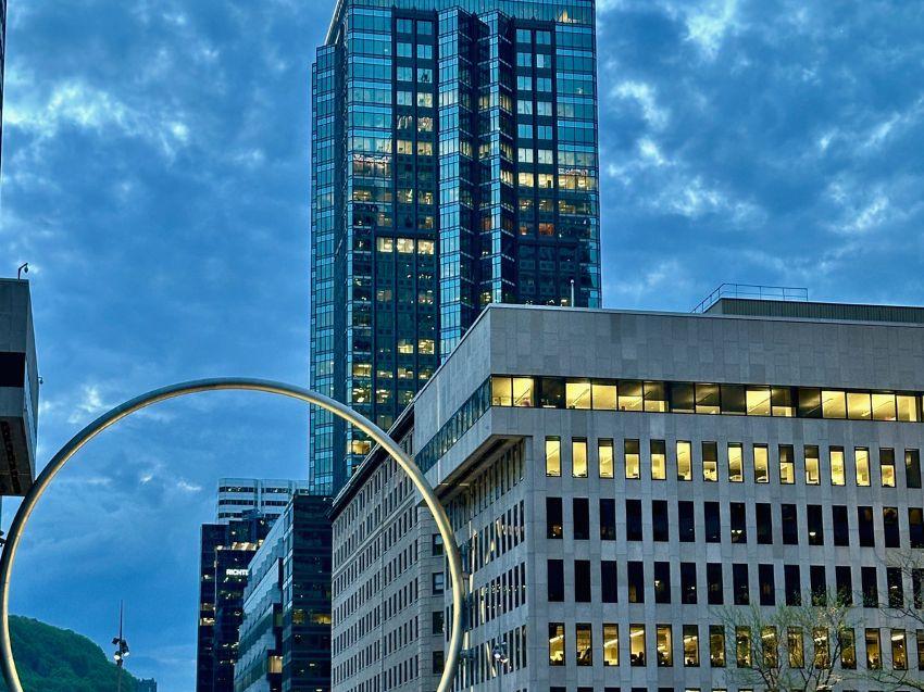Moderne Hotels und Hochhäuser vor bewölktem Himmel, ideal für Städtereisen und Businessaufenthalte.