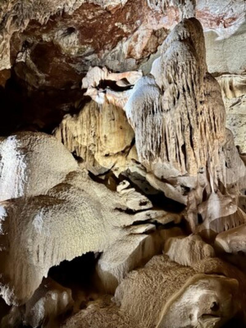 Beeindruckende Tropfsteinh&ouml;hle mit vielf&auml;ltigen Felsformationen, ideal f&uuml;r spannende Urlaubserkundungen.