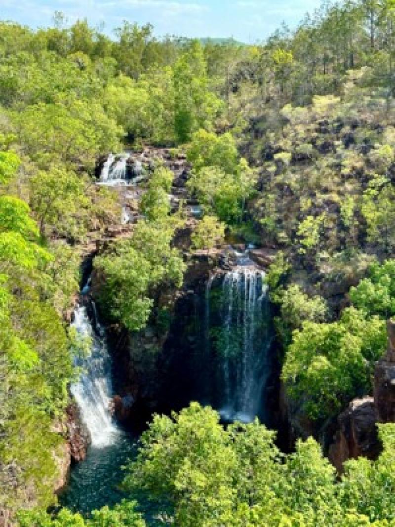 Mehrstufiger Wasserfall umgeben von dichtem, gr&uuml;nem Wald, ideal f&uuml;r Natururlaub und Entspannung.
