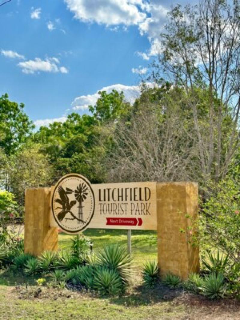Willkommen im Litchfield Tourist Park, umgeben von gr&uuml;ner Natur und klarem Himmel.