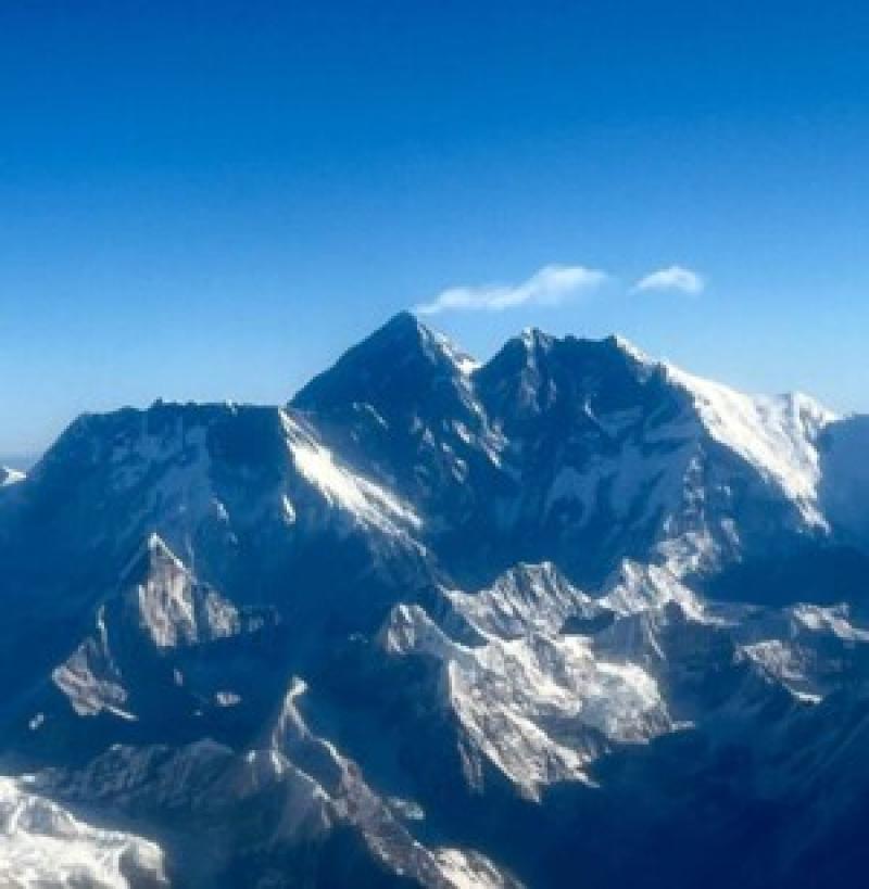 Schneebedeckte Berggipfel unter klarem blauem Himmel, ideal f&uuml;r einen alpinen Urlaub.