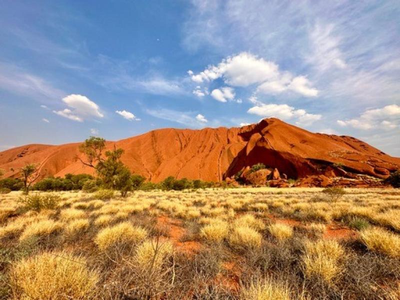 Weite W&uuml;stenlandschaft mit rotem Felsen und blauem Himmel &ndash; perfektes Reiseziel f&uuml;r Naturfreunde.